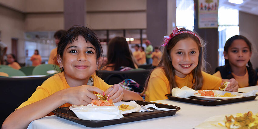 children eating lunch